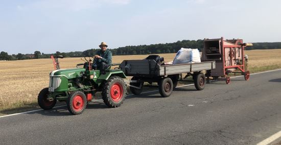 Oldtimerfreunde Probstei mit Dreschkasten und Güldner bei den Korntagen