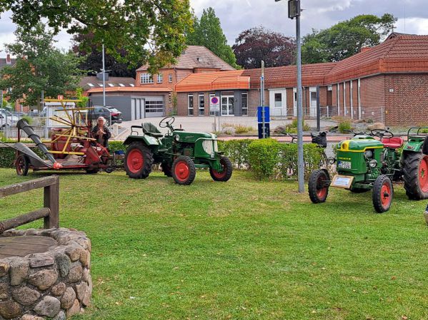 Selbstbinder mit Trecker auf Parkplatz