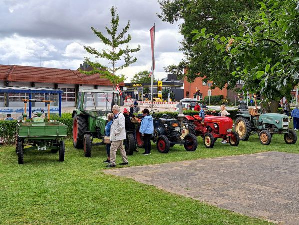 Fünf Trecker auf dem Parkplatz