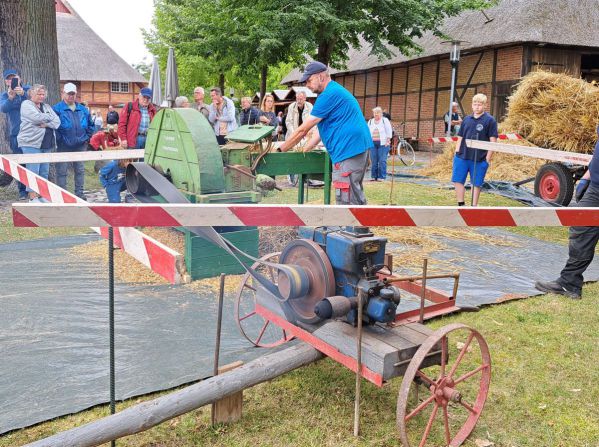 Strohhacker und Standmotor