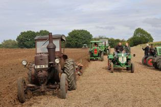 Oldtimerfreunde beim Pflügen auf dem Feld