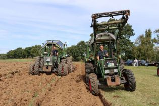Bodenbearbeitung mit Pflügen