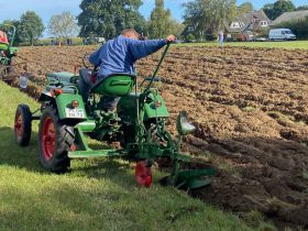 Verschiedene Pflüge im Einsatz