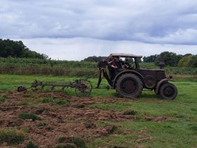 Trecker bei der Feldarbeit