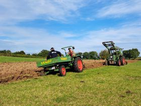 Gemeinsames Arbeiten auf dem Acker