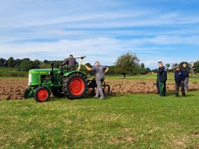 Probsteier Schleppertreffen beim Pflügen