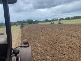 Oldtimerfreunde Probstei beim Pflügen