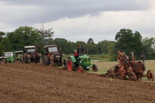 Traktor im Feld mit Pflug