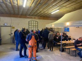 Trecker beim Pflügen auf der Wiese