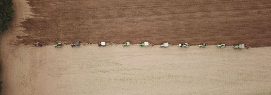 Großer Schlepper bei der Feldarbeit