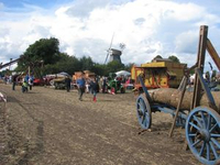 Aktionsfeld mit historischer Ladevorrichtung Wippkiste sowie Greifzug und Höhenförderer