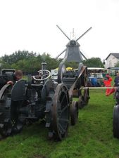 Unter den Flügeln der Krokauer Windmühle Steinbrecher im Einsatz