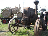 der legendäre Strohbulldog mit seinem eisernen Original
